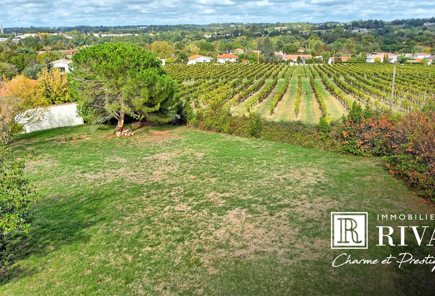 TERRAIN CONSTRUCTIBLE 1308 M2 - AU CALME - CENTRE BOURG — photo 1