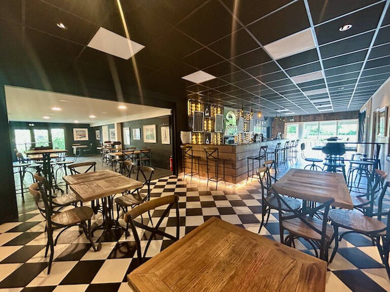 BAR / RESTAURANT — photo 1