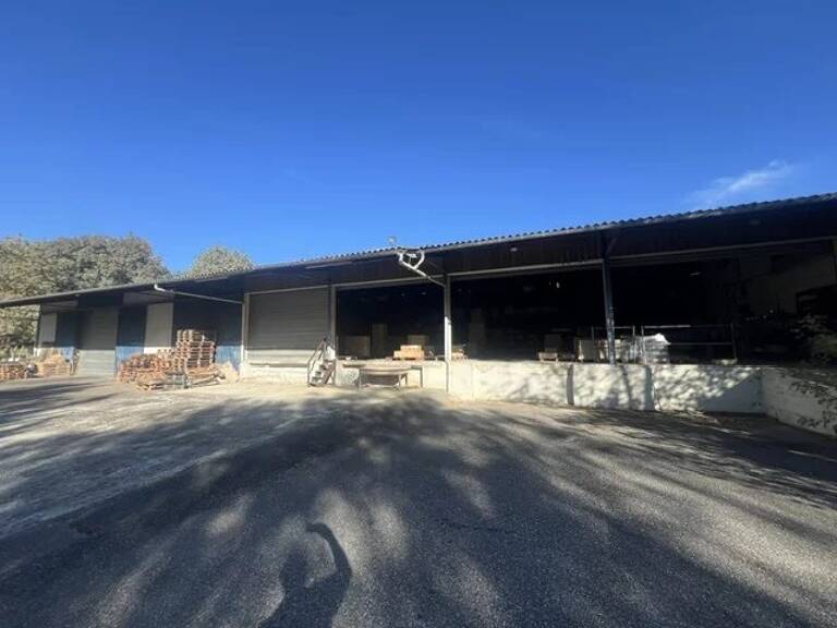 ENTREPOT AUCH 800 M2 plus maison 200 M2 — photo 1
