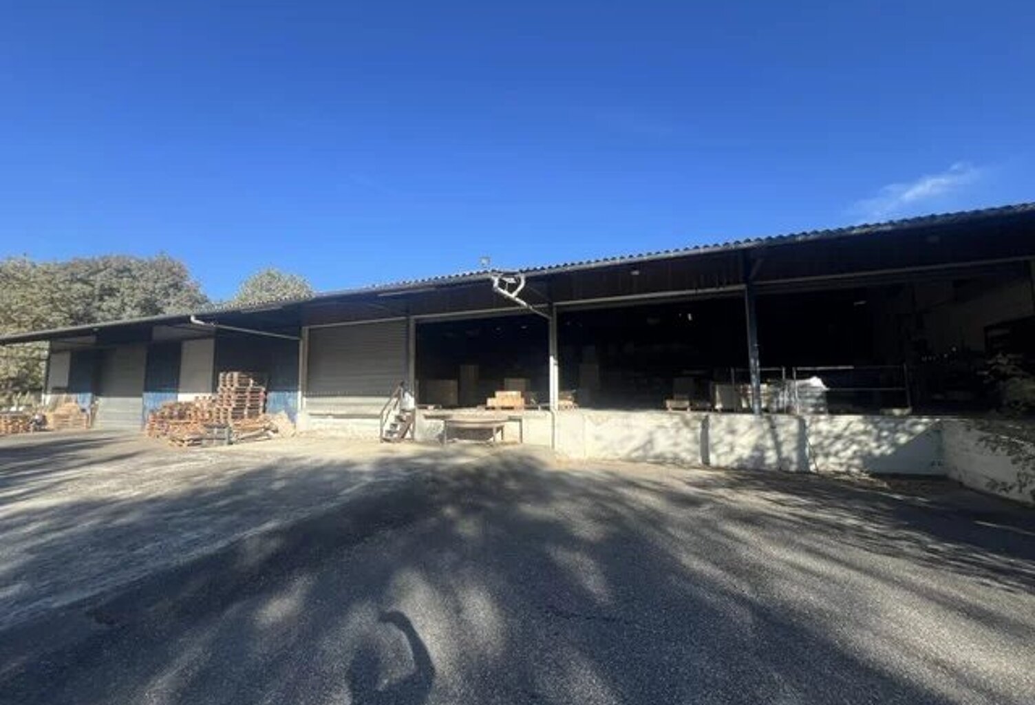 ENTREPOT AUCH 800 M2 plus maison 200 M2 — photo 1