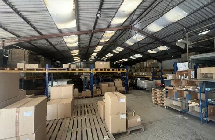 ENTREPOT AUCH 800 M2 plus maison 200 M2 — photo 2