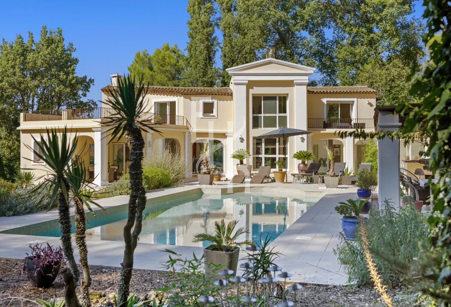 Propriété unique à Mougins — un havre de paix familial avec forêt, pool house et vie de village. — photo 1