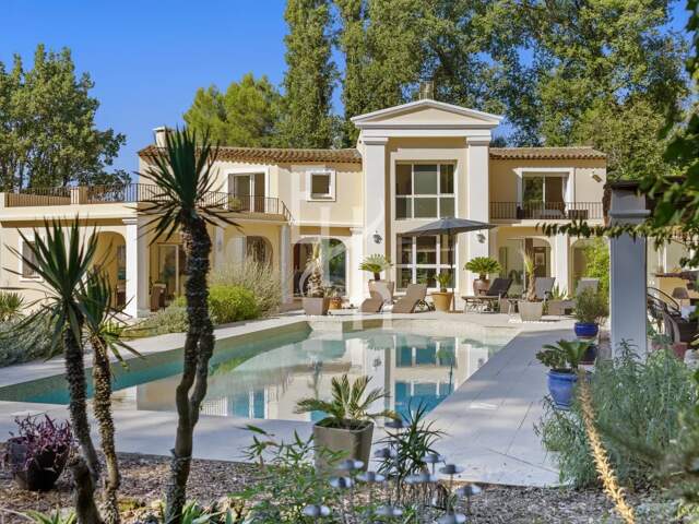 Propriété unique à Mougins — un havre de paix familial avec forêt, pool house et vie de village. — photo du bien