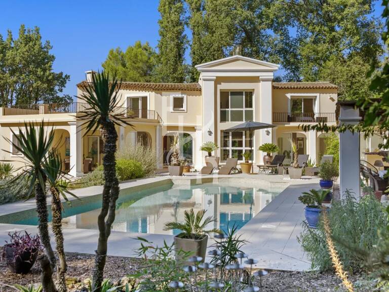 Propriété unique à Mougins — un havre de paix familial avec forêt, pool house et vie de village. — photo 1