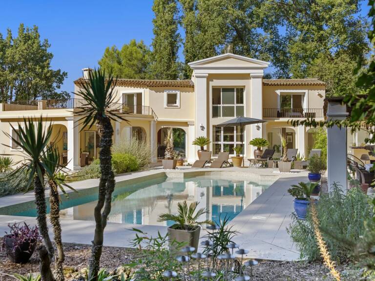 Propriété unique à Mougins — un havre de paix familial avec forêt, pool house et vie de village. — photo 1