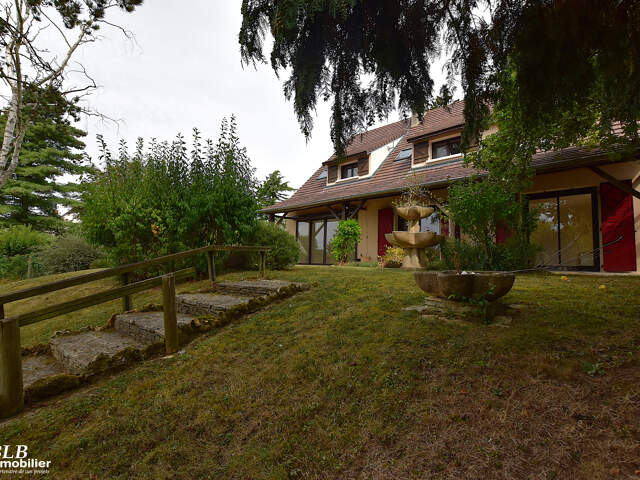 Maison familiale de 220 m2   5 chambres   terrain paysagé de — photo du bien
