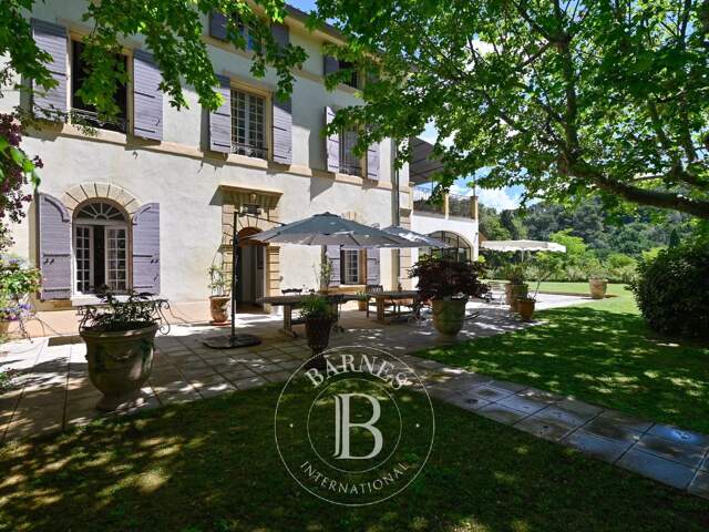 AIX-EN-PROVENCE- BASTIDE XVIIeme - 7 chambres -Piscine — photo du bien