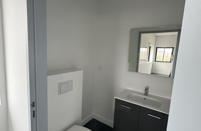 LUDON MEDOC / LOCAL COMMERCIAL de 50 m2 environ. — photo 4