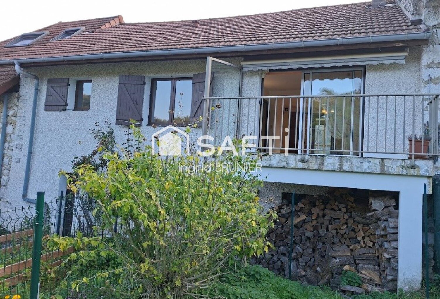 Maison en pierre avec terrain et un garage — photo 1