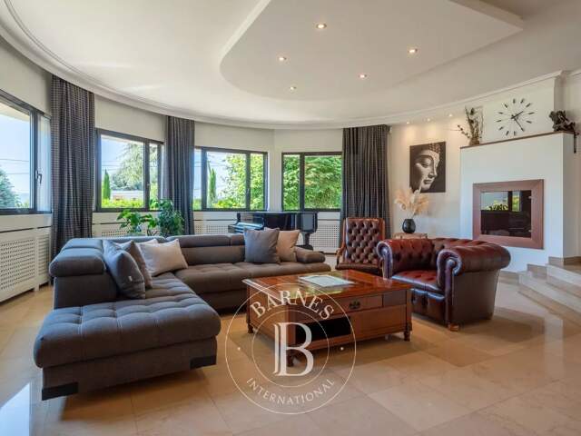 Limonest - Maison de 370 m² environ - 5 Chambres - Piscine - Terrain 8574 m² — photo du bien