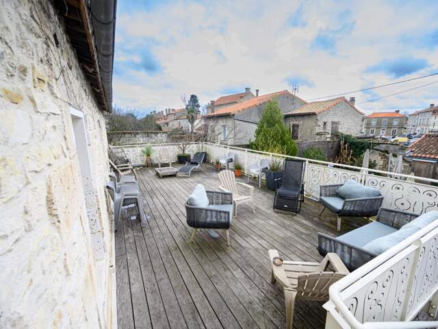 Ruelle sur Touvre. Immeuble 460 m² — photo du bien