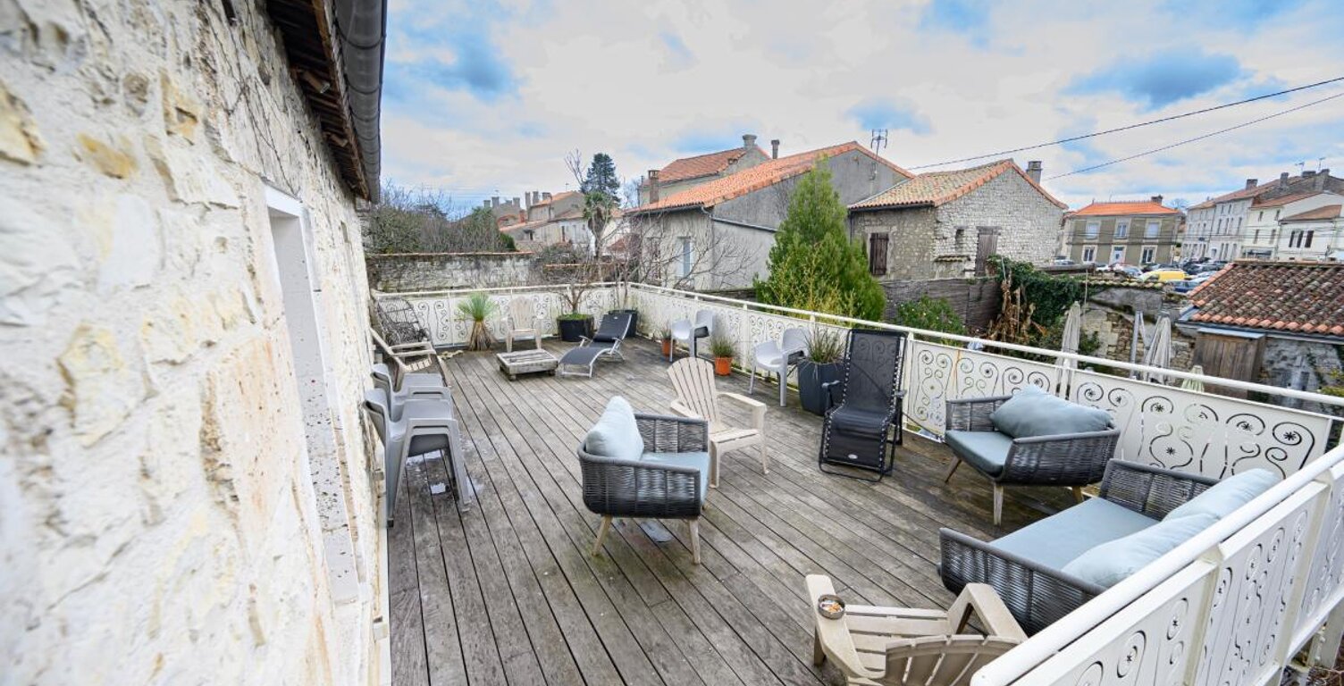 Ruelle sur Touvre. Immeuble 460 m² — photo 1