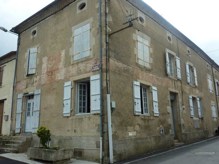 Maison avec garage — photo 1