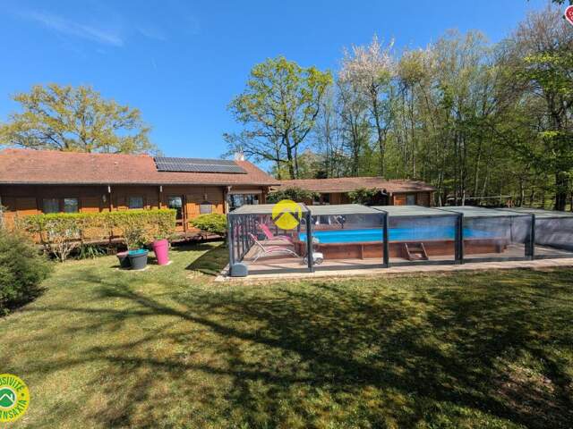 Maison  en bois avec piscine — photo du bien