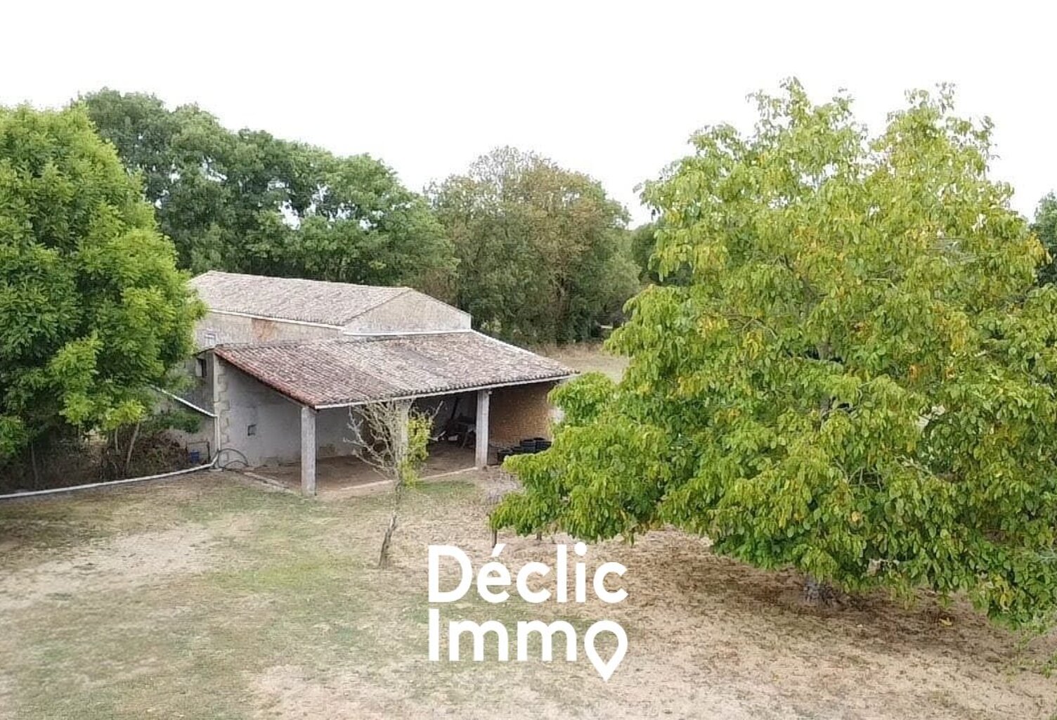 Grange en pierres et son beau terrain — photo 1