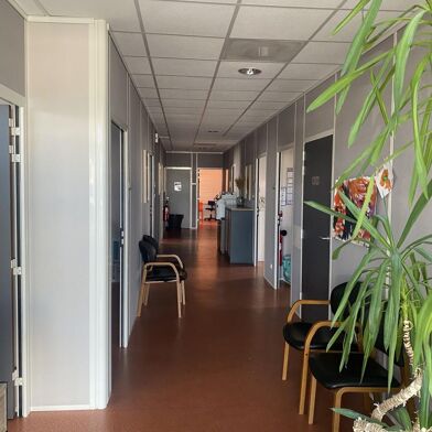 Bureau 8 pièces 1890 €