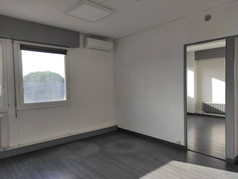 Artigues Pres Bordeaux: A louer bureau N°10 38 m2 — photo 1