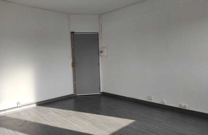 Artigues Pres Bordeaux: A louer bureau N°10 38 m2 — photo 3