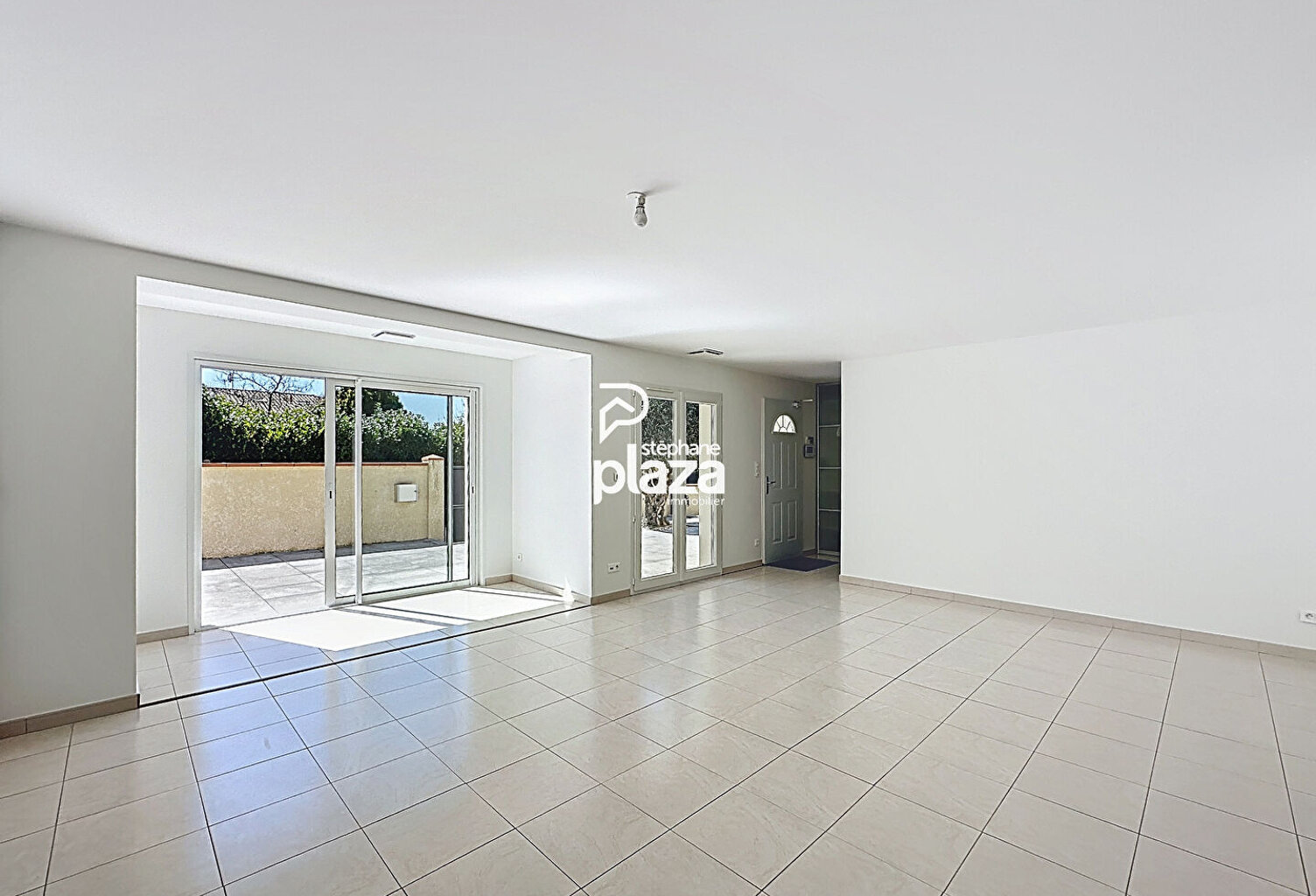 Plaza Immobilier - Frouzins - Maison T5 de 170m² avec Garage de 22.87m² sur un Terrain de 415m² — photo 1