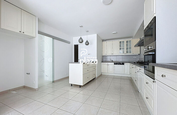 Plaza Immobilier - Frouzins - Maison T5 de 170m² avec Garage de 22.87m² sur un Terrain de 415m² — photo 4