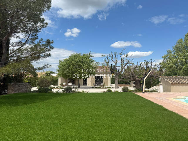 Élégante Maison Rénovée à 2 kms du Centre — photo du bien