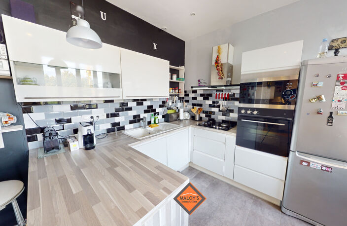 RARE! Maison sans travaux! 5 Chambres, 425m² de terrain! 200m² sol. — photo 2