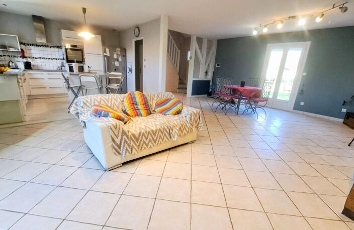Propriété 4 chambres possibilité 5 avec piscine chauffée et espace patio. — photo 3