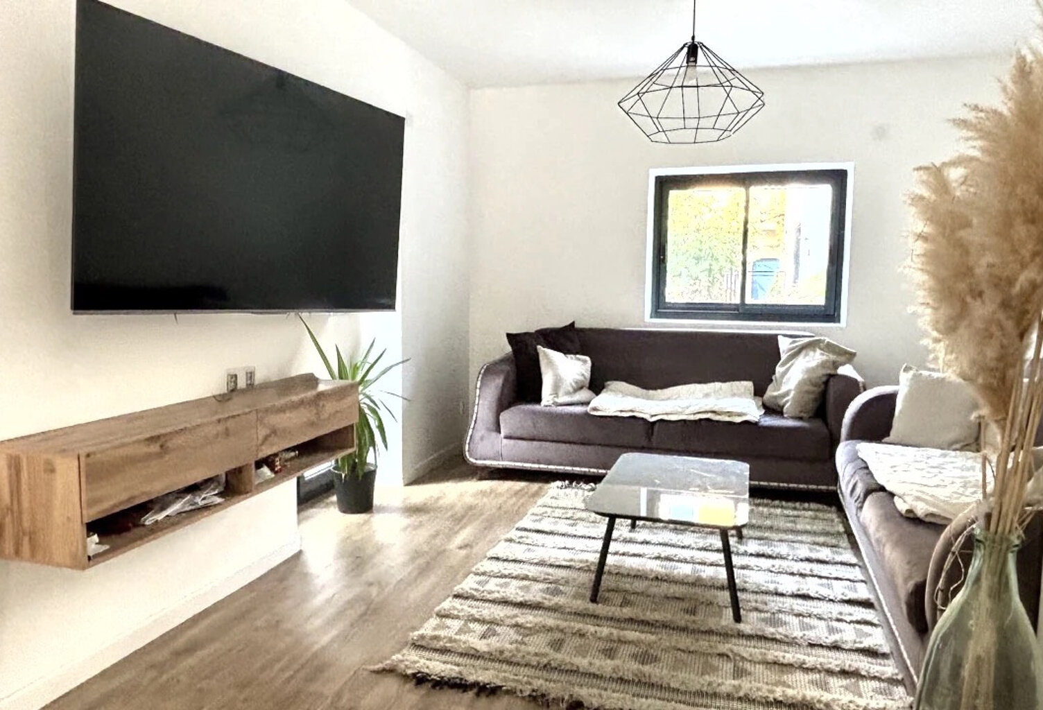 Aix-les-Bains, proche sierroz, ensemble immobilier composé d'un type 3 rénové, une maisonnette et local à aménager. — photo 1