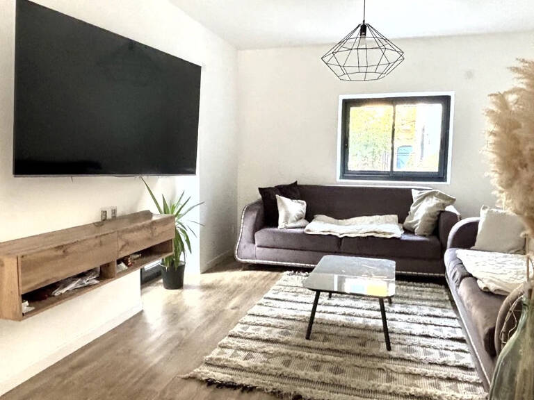 Aix-les-Bains, proche sierroz, ensemble immobilier composé d'un type 3 rénové, une maisonnette et local à aménager. — photo 1