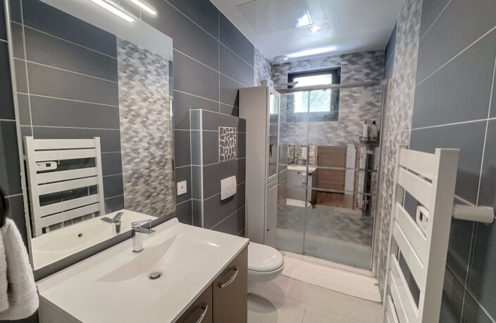 Aix-les-Bains, proche sierroz, ensemble immobilier composé d'un type 3 rénové, une maisonnette et local à aménager. — photo 4
