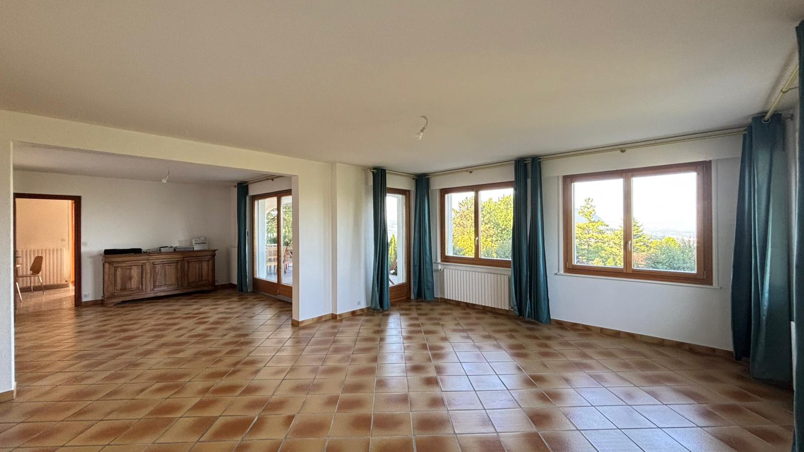 Villa / Maison  T8 à louer Cranves-Sales 74380