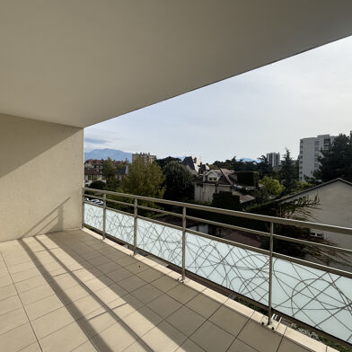 Appartement 3 pièces 858 €