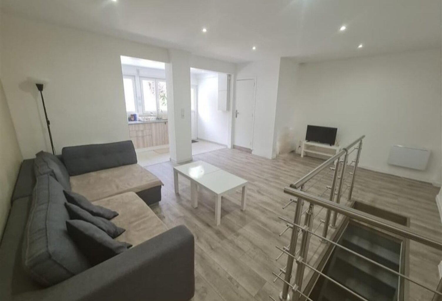 Maison en pierre de 4 pièces principales — photo 1