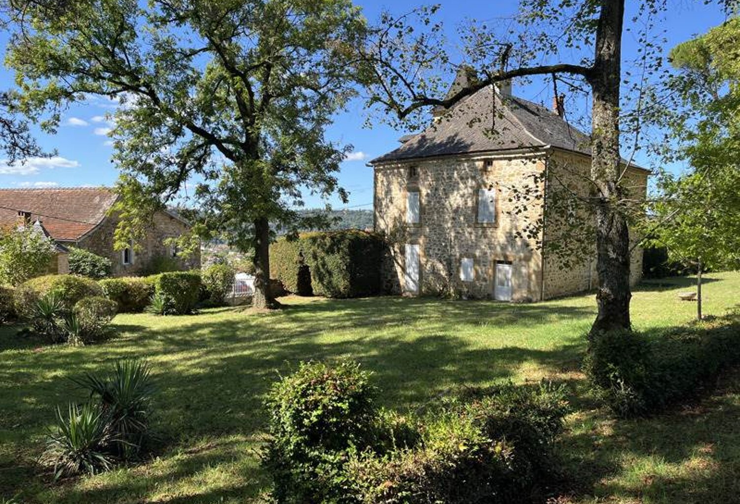 Maison en pierre de 16 pièces principales — photo 1