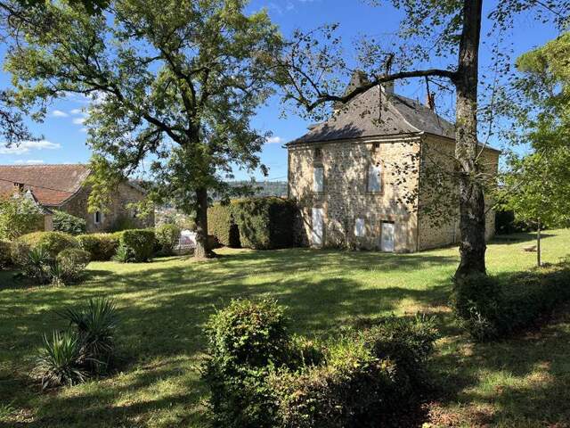 Maison en pierre de 16 pièces principales — photo du bien