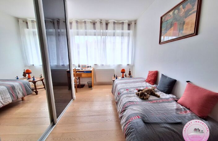 SOQUET IMMOBILIER RENNES - A VENDRE APPARTEMENT RENOVE HYPERCENTRE AVEC ASCENSEUR ET STATIONNEMENT PRIVATIF - SECTEUR RENNES CENTRE VILLE/LES HALLES — photo 4