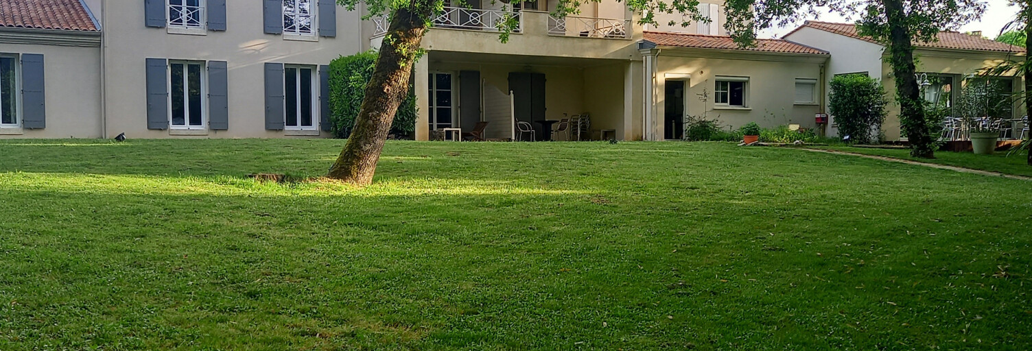 Maison 30 Pièces 1000 m² à vendre à Châteaubernard (16100)