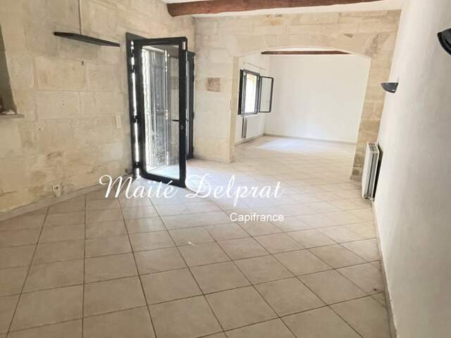 Maison de village rénovée avec terrasses et stationnement – Beaucaire centre — photo du bien