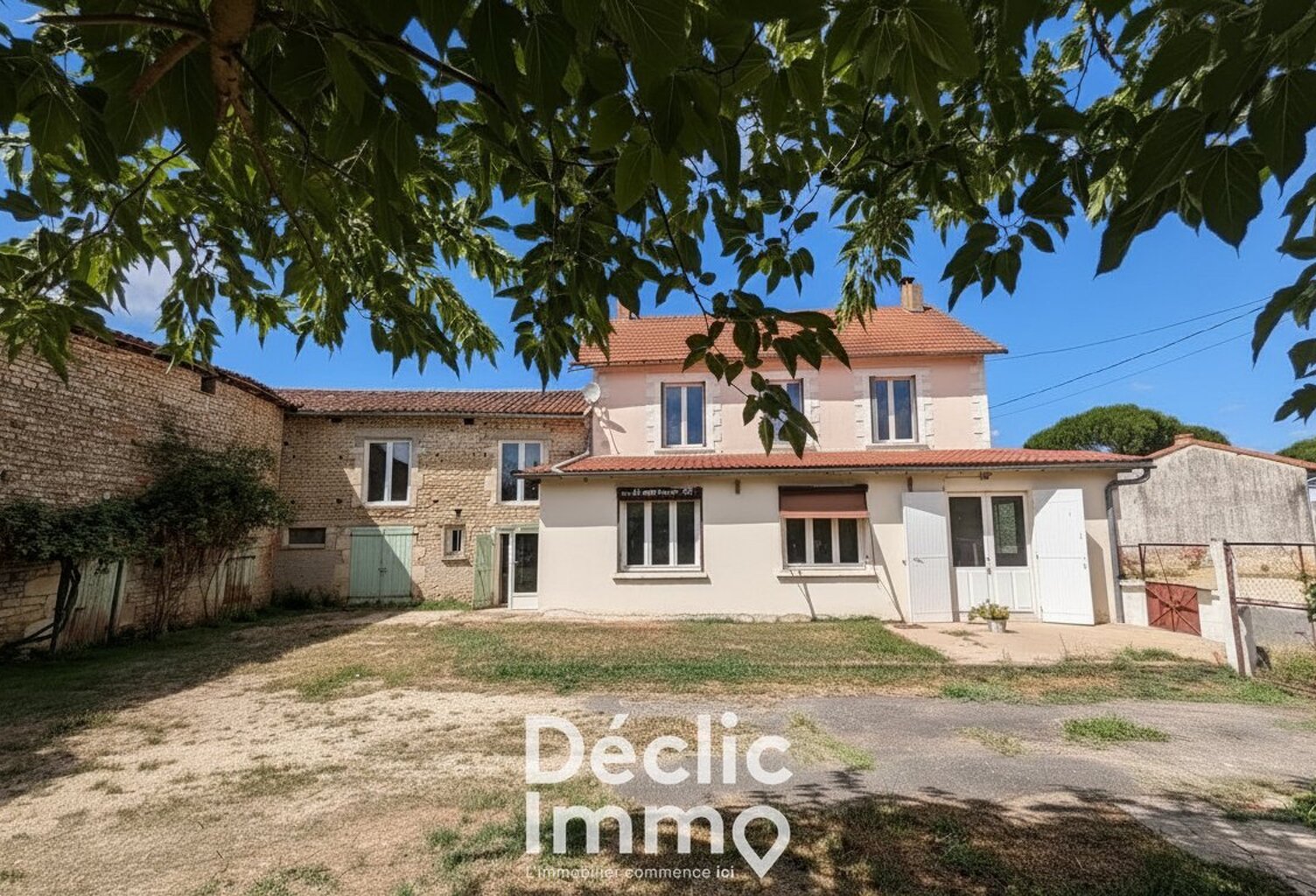 Maison familiale avec jardin et dépendances  entre Civray et Ruffec — photo 1