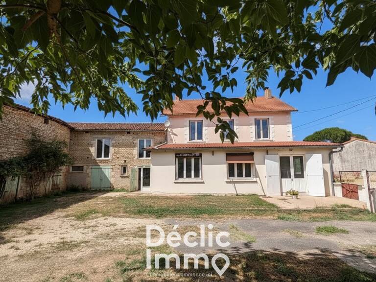 Maison familiale avec jardin et dépendances  entre Civray et Ruffec — photo 1