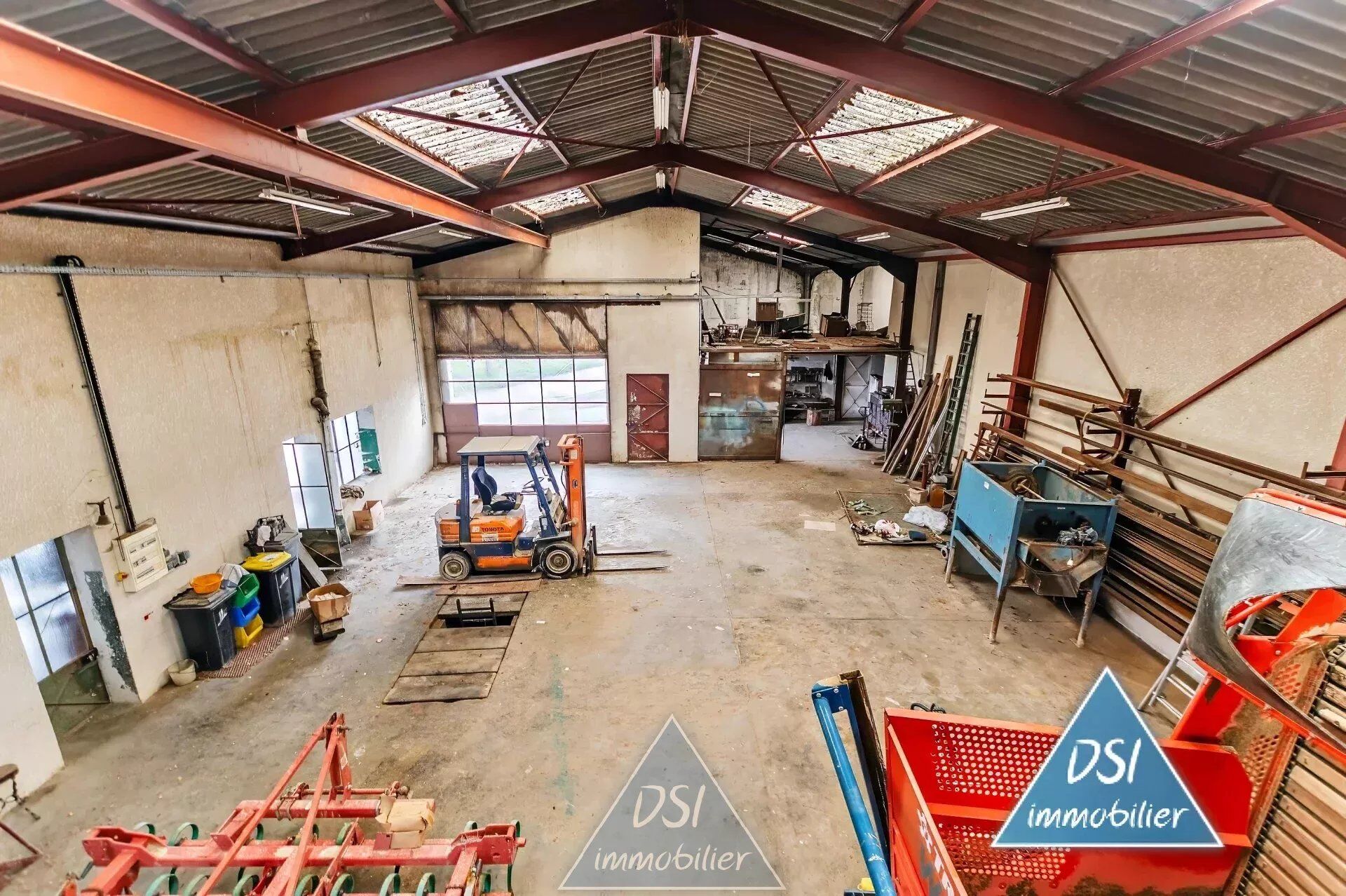 ? À louer - Entrepôt 240 m² + mezzanine 50 m² - Neyron (Mas Rillier)