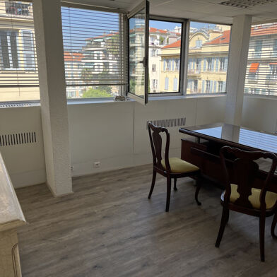 Bureau 4 pièces 2050 €