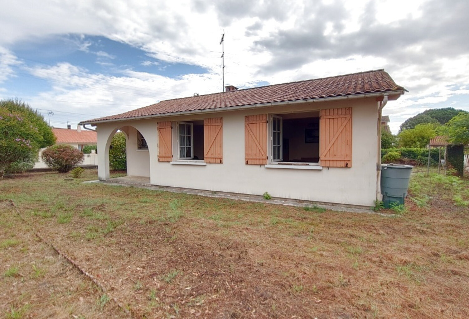 Maison à rénover idéalement placée sur un terrain de plus de — photo 1