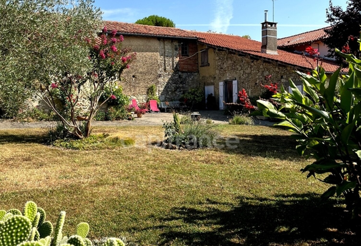 A vendre et rénover : Ancien corps de ferme 9 pièces, 6 chambres, au coeur d'un village proche de MAUVEZIN (32) — photo 1