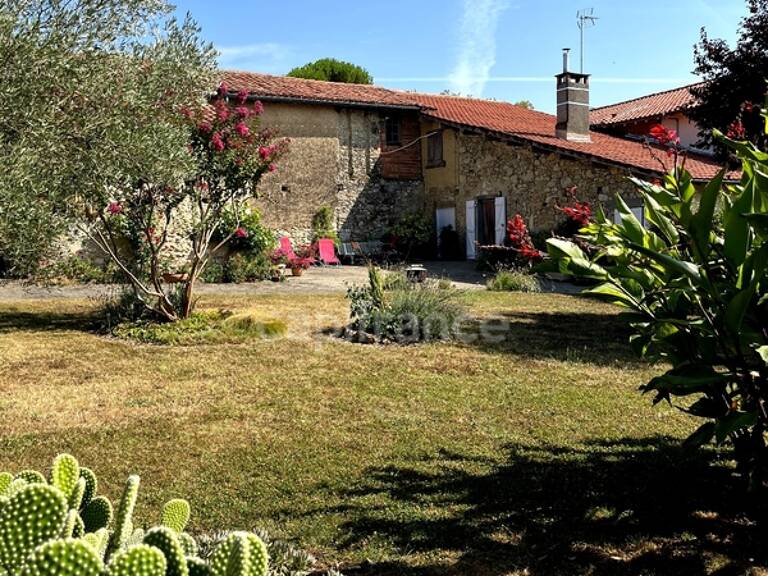 A vendre et rénover : Ancien corps de ferme 9 pièces, 6 chambres, au coeur d'un village proche de MAUVEZIN (32) — photo 1