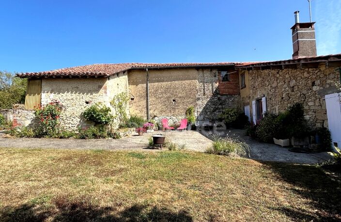 A vendre et rénover : Ancien corps de ferme 9 pièces, 6 chambres, au coeur d'un village proche de MAUVEZIN (32) — photo 2