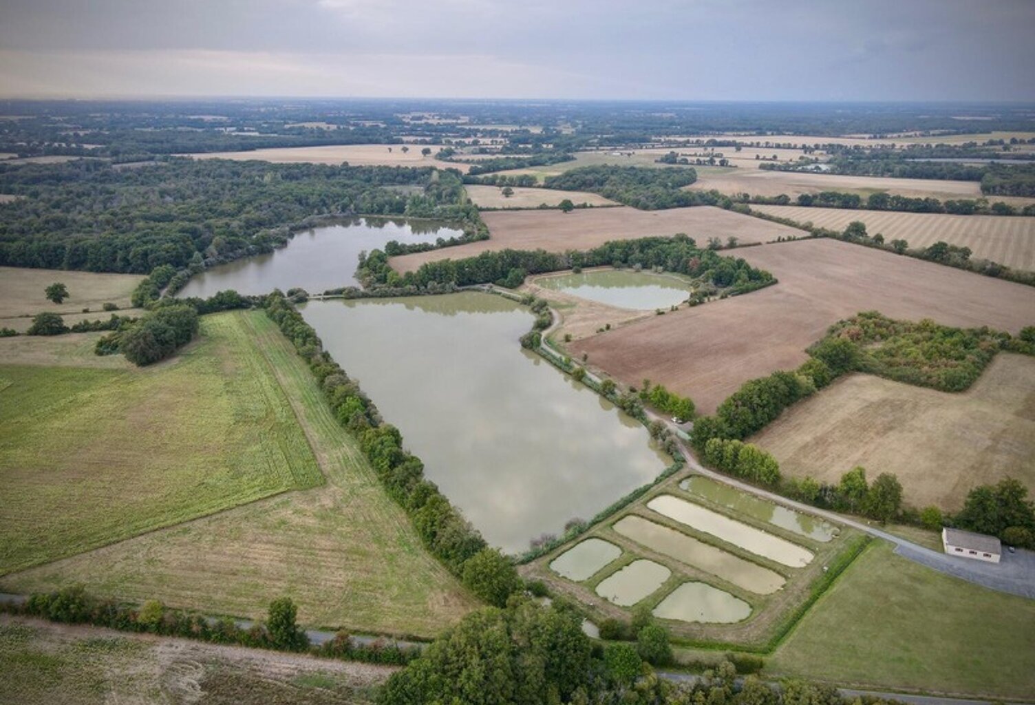 Opportunité d'affaires exceptionnelle : domaine de 24 hectares comprenant 15 hectares d'étangs, parfait pour divers projets touristiques et commerciaux. Avec une activité de location de tentes glampin — photo 1