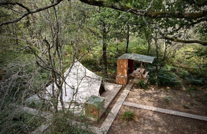 Opportunité d'affaires exceptionnelle : domaine de 24 hectares comprenant 15 hectares d'étangs, parfait pour divers projets touristiques et commerciaux. Avec une activité de location de tentes glampin — photo 2