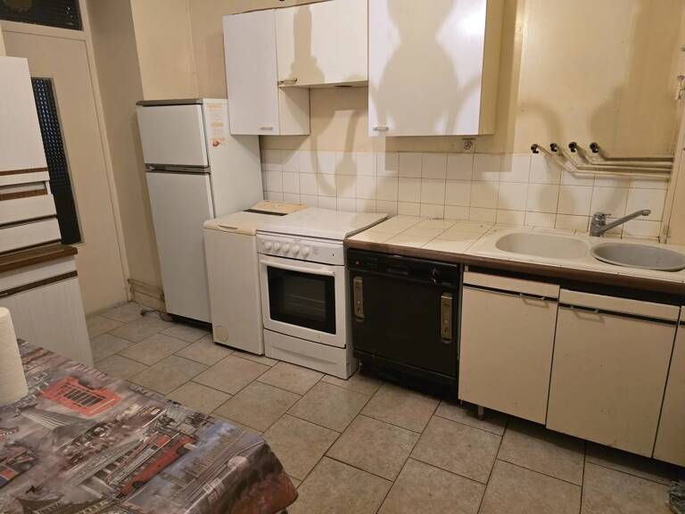 GRANDE MAISON DIVISIBLE A RENOVER AVEC PETITE COUR — photo 1