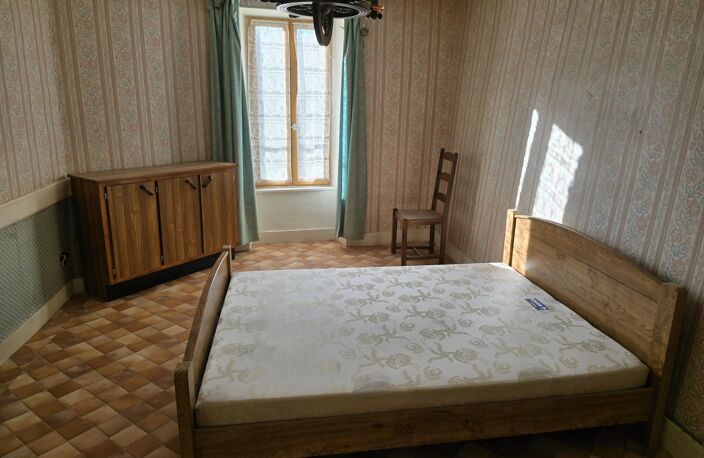 GRANDE MAISON DIVISIBLE A RENOVER AVEC PETITE COUR — photo 4